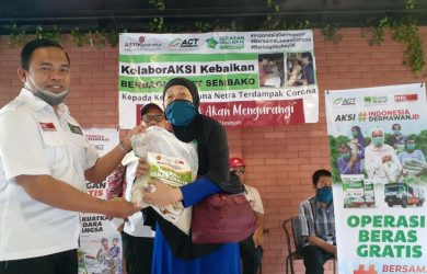 ACT Cabang Bekasi bersama Asyikpreneur membagikan bantuan pangan ke keluarga tuna netra
