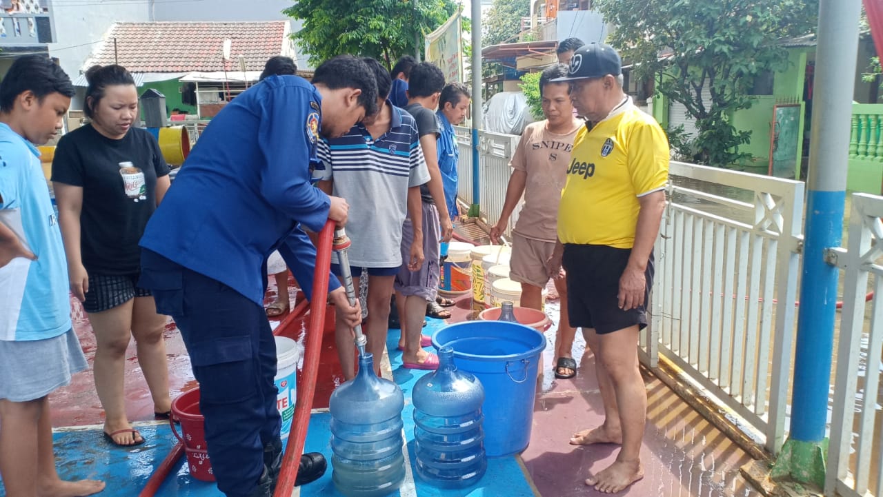 Damkar Kota Bekasi mendistribusikan air bersih kepada warga yang terdampak banjir