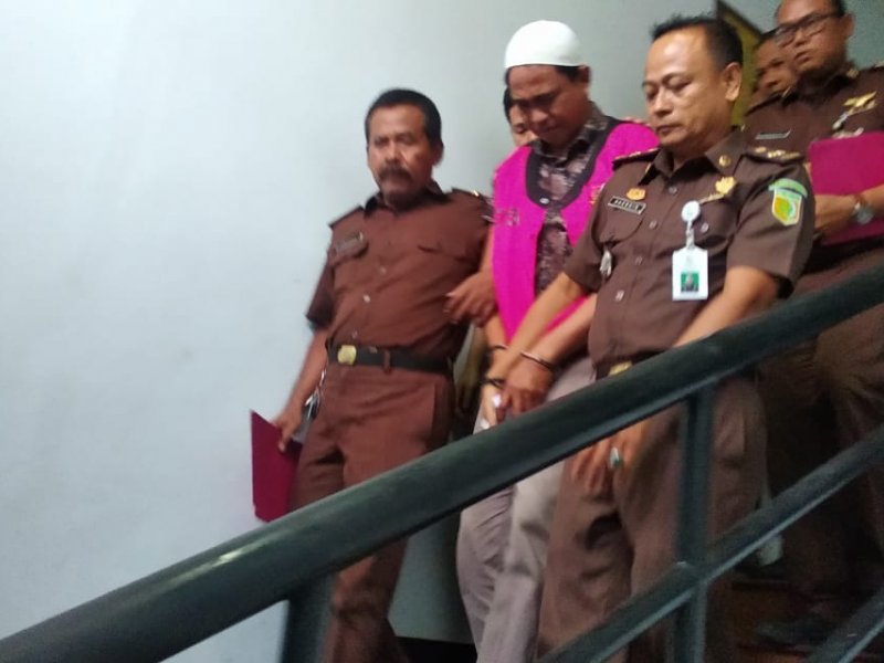 Kejari Kabupaten Bekasi menahan eks Kades Karangasih berinisial AM terkait korupsi