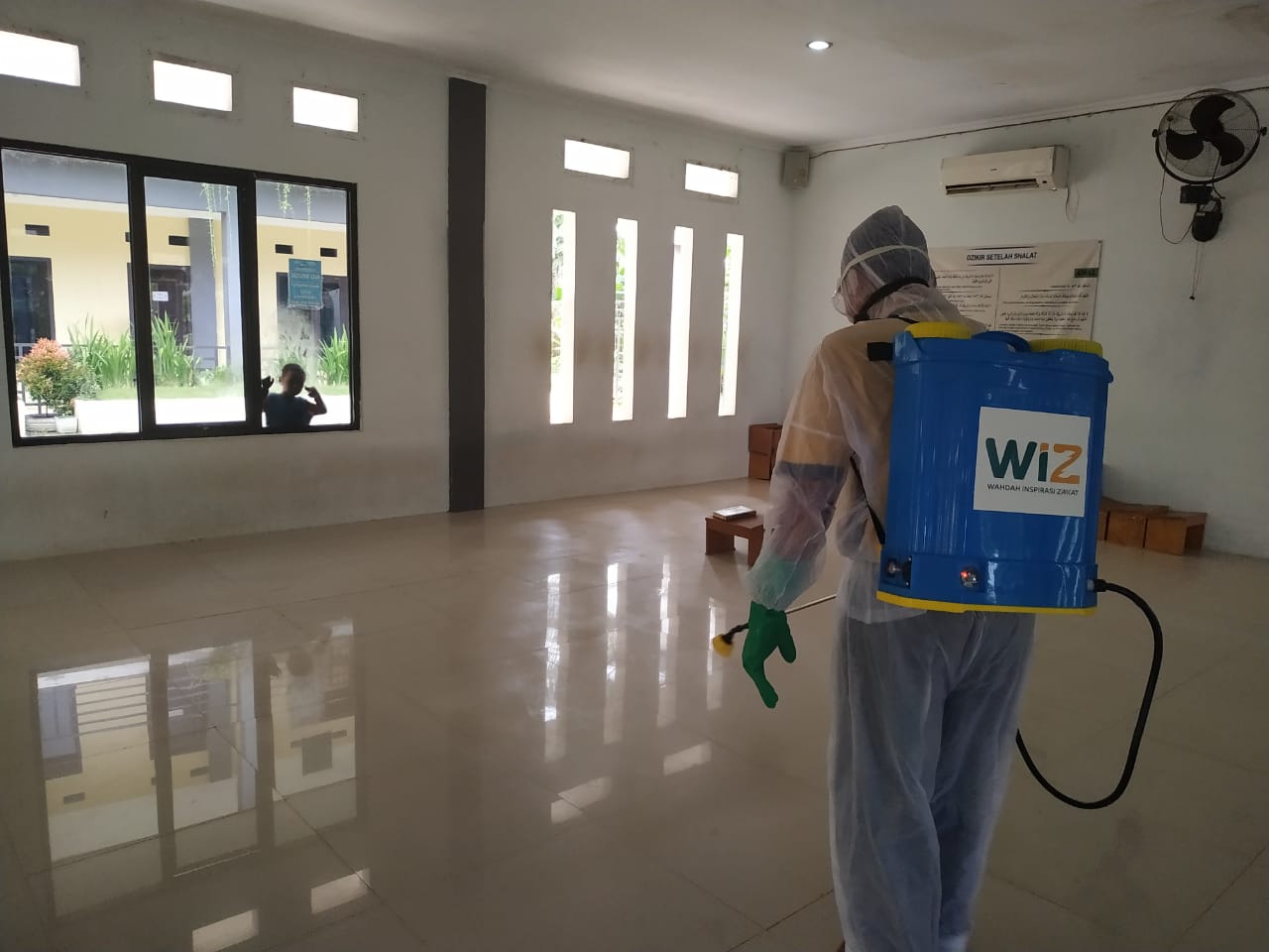 WIZ menyemprot disinfektan di Ponpes Wahdah Islamiyah Cibinong Bogor