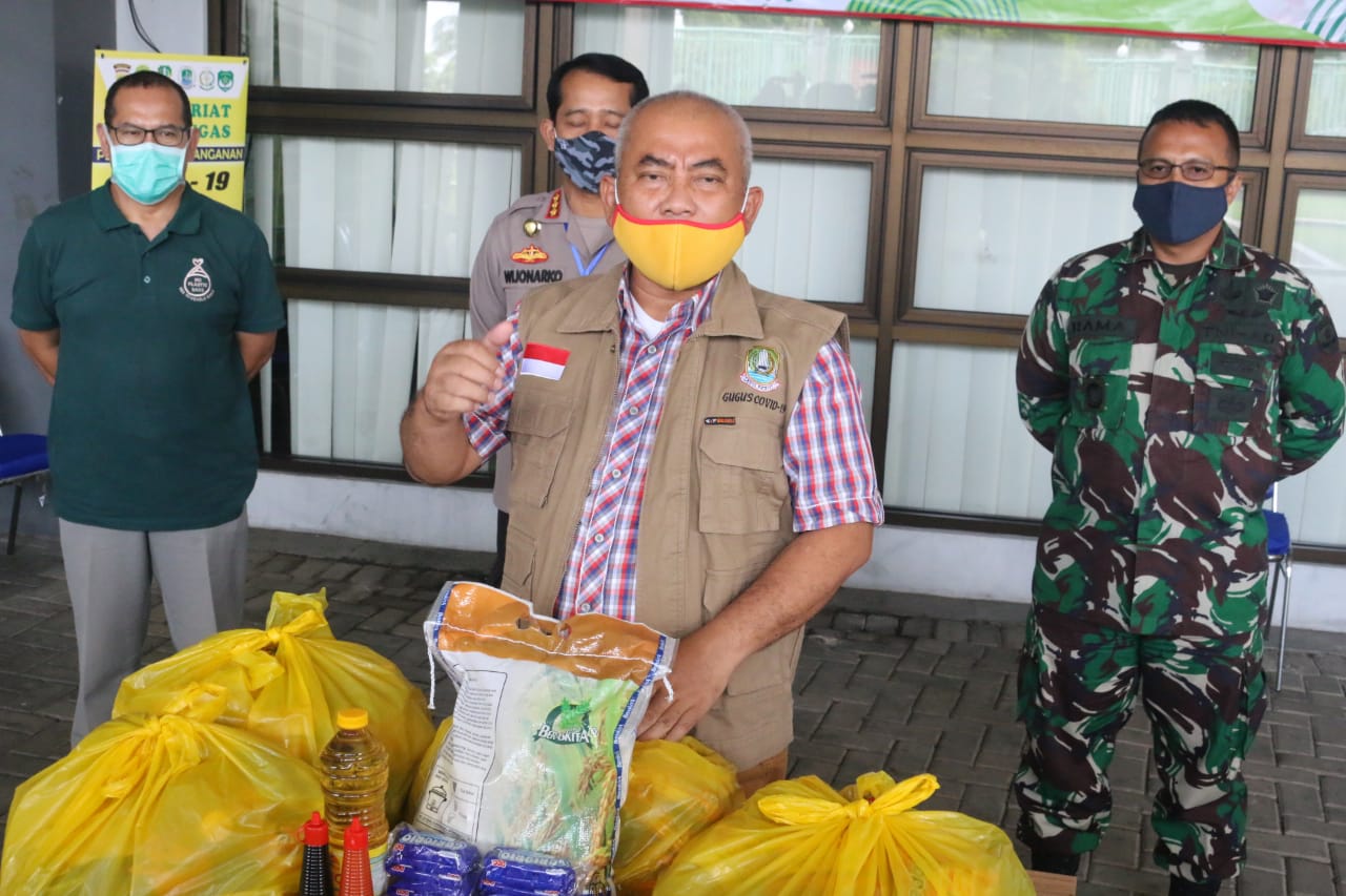 Wali Kota Bekasi Rahmat Effendi menunjukan bantuan dari Pemkot Bekasi selama PSBB