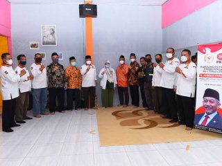 Syaikhu Sumbang 15 Handy Talkie untuk Pokdar Kamtibmas di Babelan, Bekasi