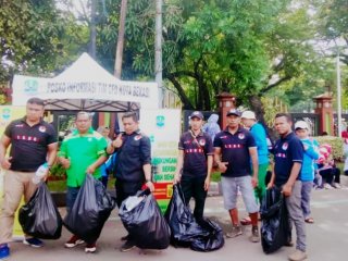 Giat Bersih-bersih, Forbakti dan Forum Pemuda NTT Kota Bekasi Ikut Meriahkan HAB ke 77