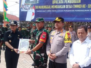 Bantu Perbaiki Akses Jalan Warga, Kodim 0509 Kabupaten Bekasi Laksanakan TMMD